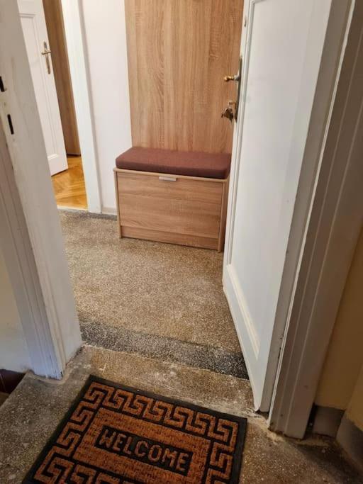 Cozy Apartment Near City Center Bukarest Exteriör bild