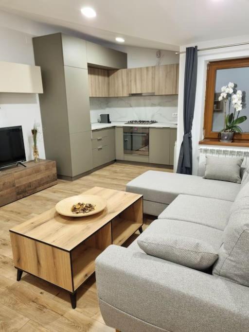 Cozy Apartment Near City Center Bukarest Exteriör bild