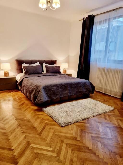 Cozy Apartment Near City Center Bukarest Exteriör bild