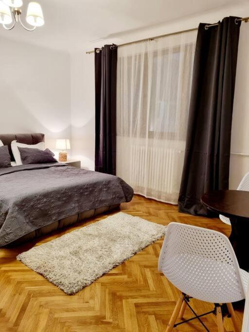 Cozy Apartment Near City Center Bukarest Exteriör bild