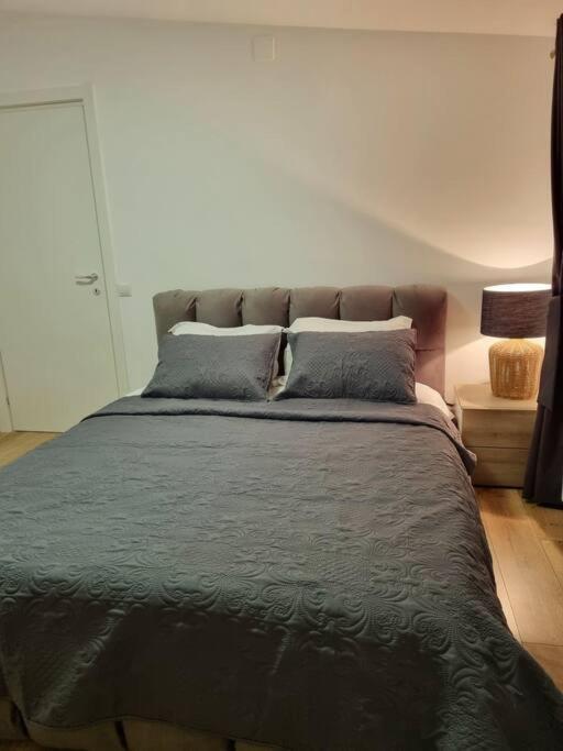 Cozy Apartment Near City Center Bukarest Exteriör bild