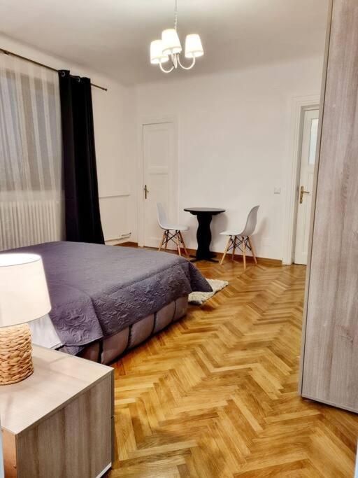 Cozy Apartment Near City Center Bukarest Exteriör bild
