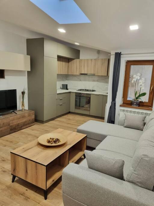 Cozy Apartment Near City Center Bukarest Exteriör bild