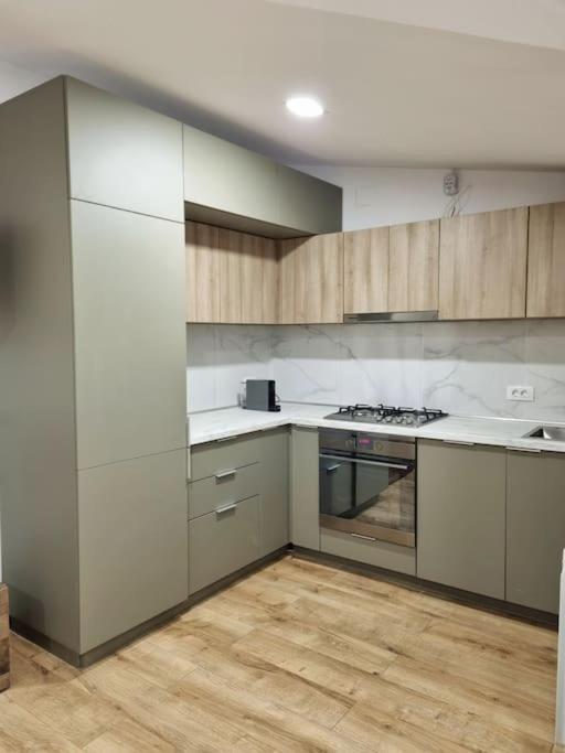 Cozy Apartment Near City Center Bukarest Exteriör bild