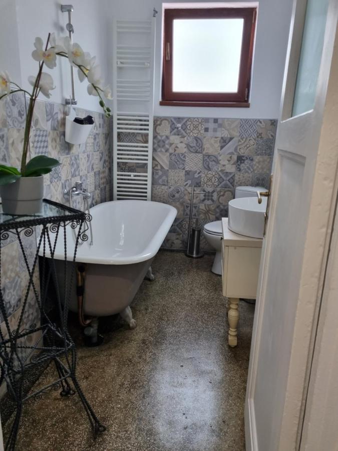 Cozy Apartment Near City Center Bukarest Exteriör bild
