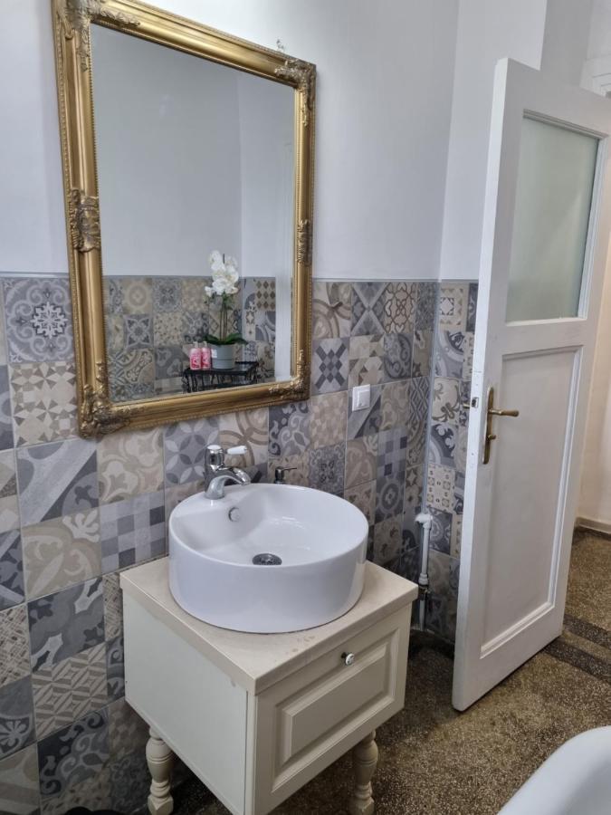 Cozy Apartment Near City Center Bukarest Exteriör bild