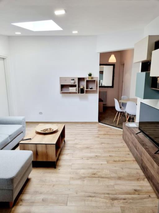Cozy Apartment Near City Center Bukarest Exteriör bild
